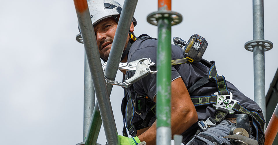 Gerüstbauer auf Gerüst von Artinger Gerüstbau