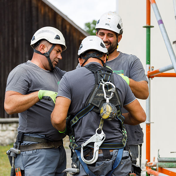 Gerüstbauer bei der Vorbereitung