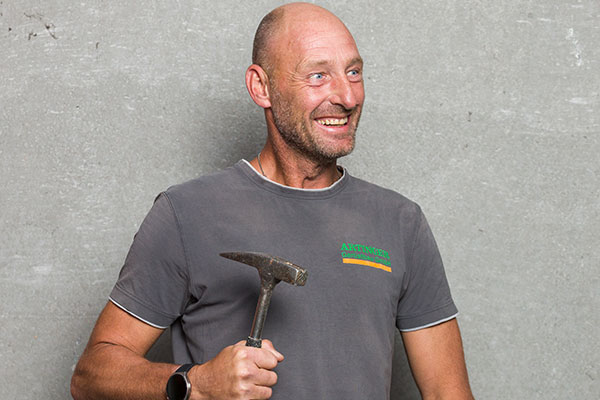 Gerüstbauer von Artinger Gerüstbau mit Hammer